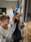 Dzieci na warsztatach chemicznych