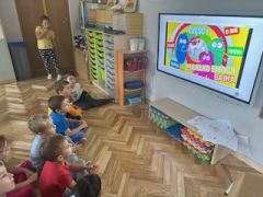 Oglądanie filmu edukacyjnego