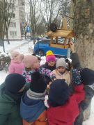 Karmnik na placu przedszkolnym