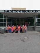 Dzieci przed budynkiem BTL