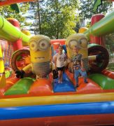 Dzieci na dmuchańcach