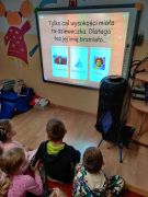 Dzieci grają w grę 