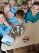 Przygotowania do zrobienia masła 