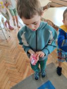 Dziecko znalazło jajko z zadaniem 