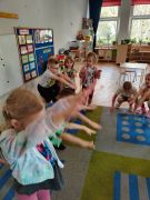 Dzieci wykonują zadanie od Wielkanocnego Króliczka