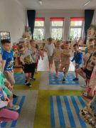 Dzieci wykonują zadanie od Wielkanocnego Króliczka