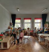 Dzieci szukają jajek od Wielkanocnego Króliczka 