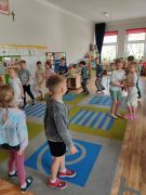 Dzieci wykonują zadanie od Wielkanocnego Króliczka