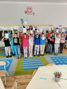 Pisarka z dziećmi i ich książkami