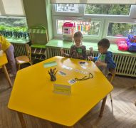 Dzieci podpprządkowują numery alarmowe do pojazdów uprzywilejowanych