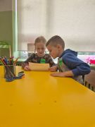 Dzieci czytają tekst