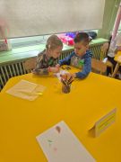 Dzieci uzupełniają sudoku