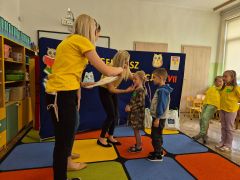 Dzieci otrzymują medale