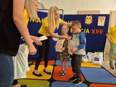 Dzieci otrzymują medale