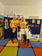 Dzieci otrzymują medale