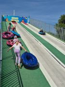 Dzieci zjeżdżają na zjeżdżalni