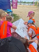 Dzieci malują domki