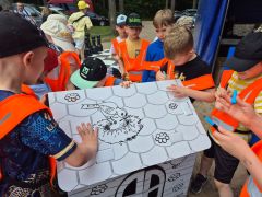 Dzieci malują domki