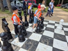 Dzieci grają w szachy