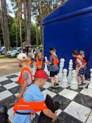 Dzieci grają w szachy