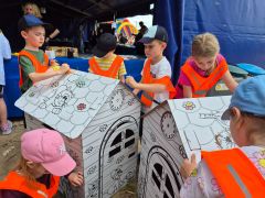 Dzieci malują domki