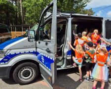 Dzieci oglądają radiowóz