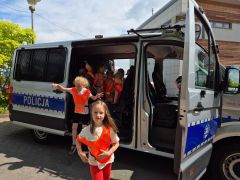 Dzieci oglądają radiowóz