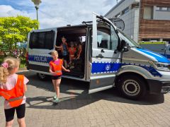 Dzieci oglądają radiowóz