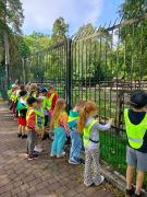 Dzieci w zoo