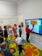 Dzieci kodują na tablicy interaktywnej 