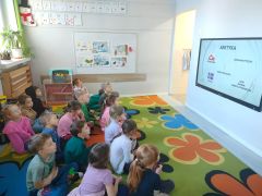 Oglądają film edukacyjny
