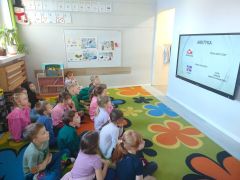 Dzieci oglądają film edukacyjny 