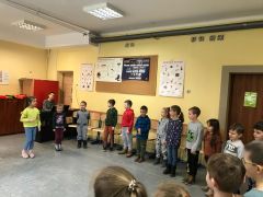 dzieci rozwiązują zagadki słuchowe
