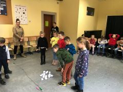 rzucanie ,,śnieżkami" na stronę przeciwną