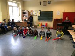 grają gamę na bumbum rurkach