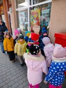 Dzieci idą na poczte 