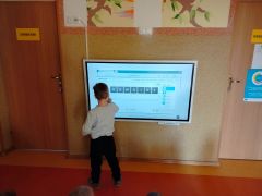 Grają w interaktywna grę 