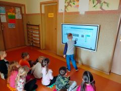 Grają w interaktywna grę 