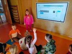 Grają w interaktywna grę 