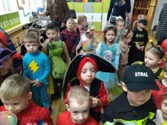 Dzieci podczas zabawy karnawałowej