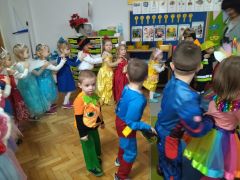 Dzieci podczas zabawy karnawałowej