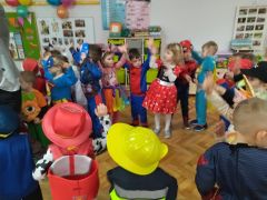Dzieci podczas zabawy karnawałowej
