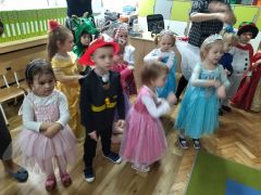 Dzieci podczas zabawy karnawałowej