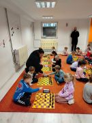 Dzieci grają w szachy