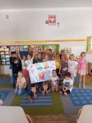 Dzieci z gotową pracą plastyczną 
