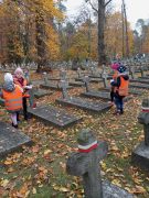 Dzieci stawiają znicze 