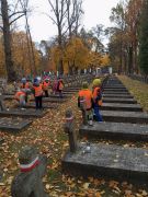 Dzieci stawiają znicze 