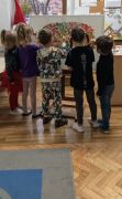 Dzieci robią kropki
