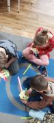 Dzieci wykonują pracę plastyczną 