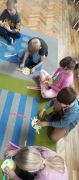 Dzieci wykonują pracę plastyczną 